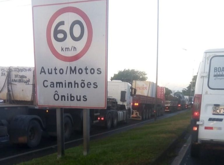Acidente entre carretas complica trânsito na BR-101, em Carapina