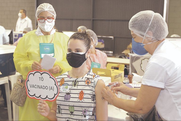 Novas doses de Coronavac vão regularizar atraso na vacinação, diz Sesa