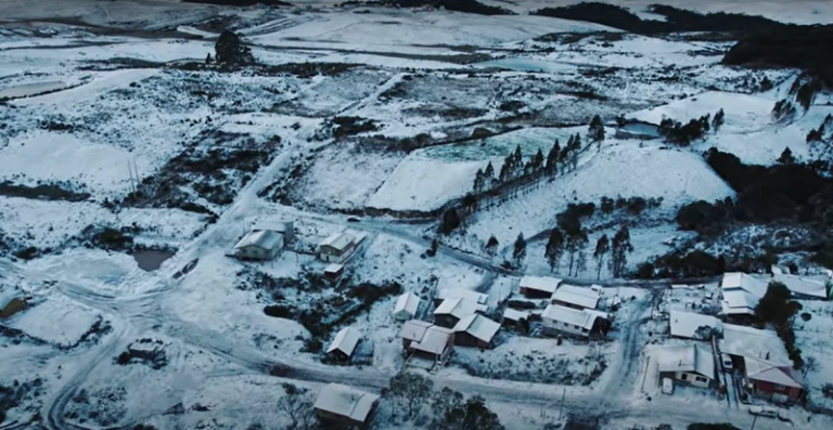 VÍDEO | Produtor de vídeos faz registro impressionante de cidade brasileira coberta de neve