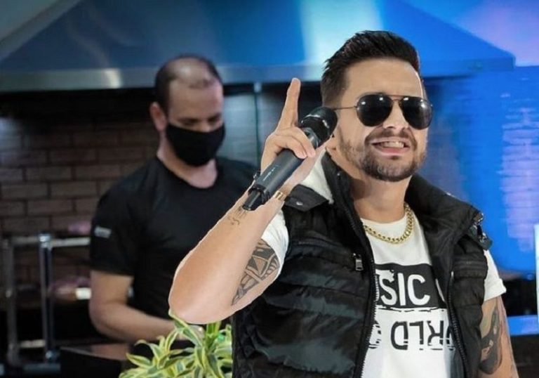 Cantor sertanejo Kleber, da dupla com Kaue, morre por complicações da Covid-19