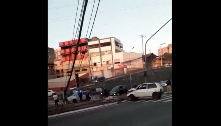 Carro derruba poste e interdita a BR-262, em Cariacica