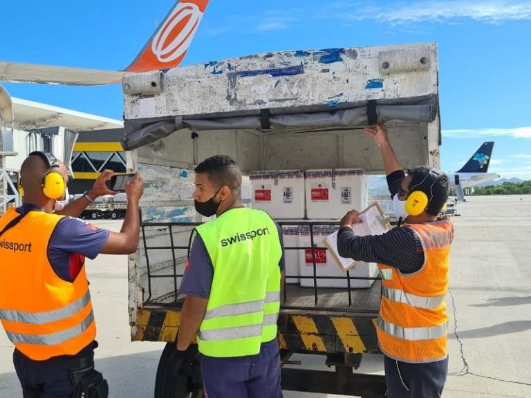 Remessas com 179 mil doses de vacina chegam ao Estado