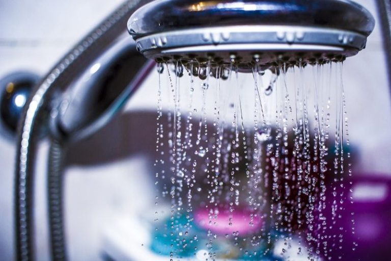 Especialistas alertam para os riscos de não tomar banhos no frio