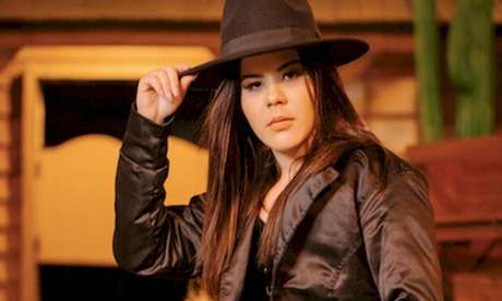 Cantora Japinha Conde lança novo álbum “Na Cama Maltrata”