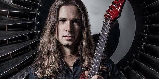 Guitarrista do Megadeth, Kiko Loureiro lança livro com dicas musicais