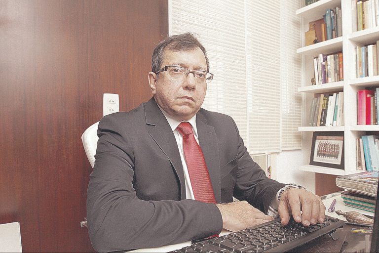 Demissão para quem é contra testes e vacina da Covid