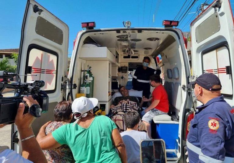 VÍDEO | Mãe se ajoelha ao receber em casa filho que ficou 90 dias internado com Covid
