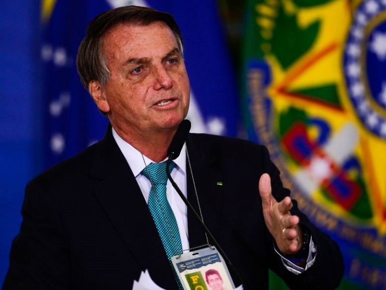 Bolsonaro questiona eficácia de Coronavac e diz que mandou investigar preço da vacina