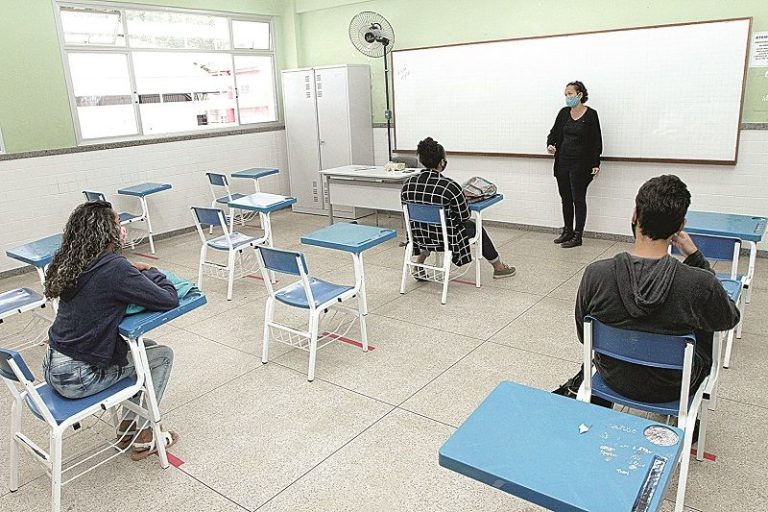 2 mil alunos e professores farão teste de Covid todo dia no Estado