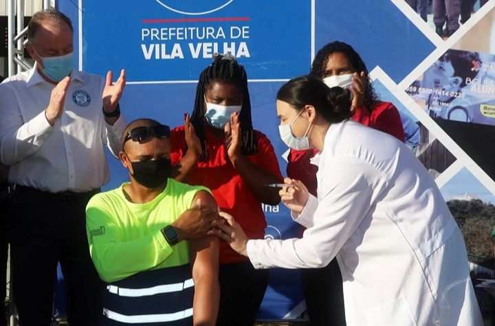 Trabalhadores da limpeza urbana começam a ser vacinados no Estado