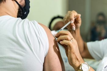 Covid: Vitória abre 300 vagas para segunda dose da vacina Astrazeneca