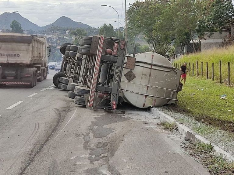 BR-101 é liberada 15 horas após tombamento de caminhão-tanque na Serra