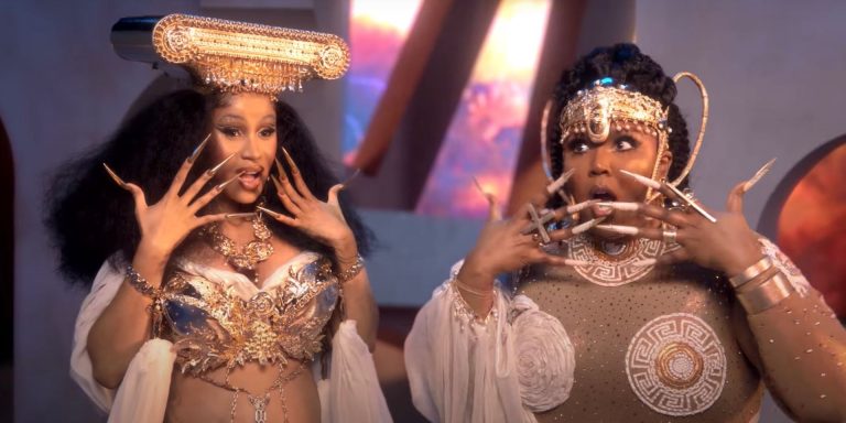 Ao lado de Cardi B, Lizzo recria Olimpo à sua imagem em “Rumors”