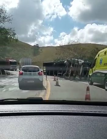 Carreta tomba e interdita pista na BR-101