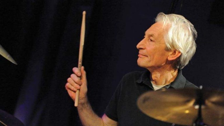 Morre Charlie Watts, baterista dos Rolling Stones, aos 80 anos