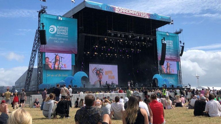 Festival na Inglaterra gera quase 5 mil casos de Covid-19