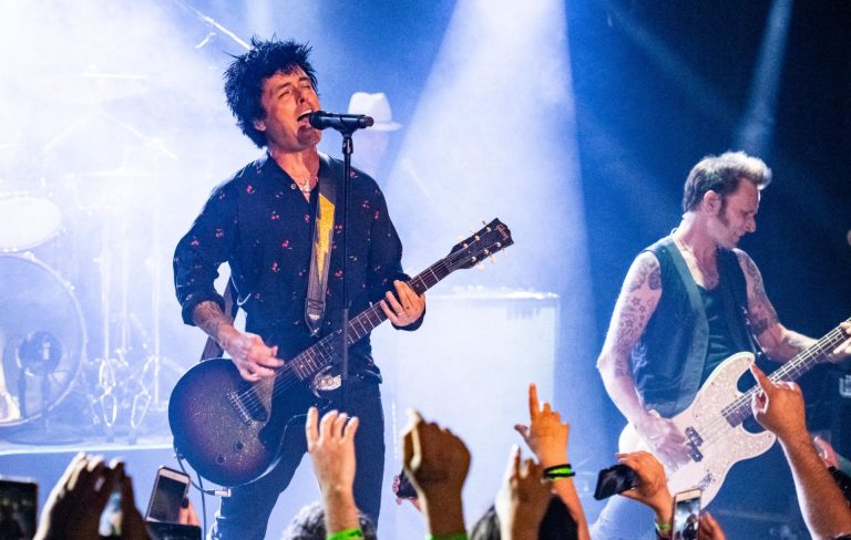 Green Day celebra volta dos shows no single “Pollyanna”