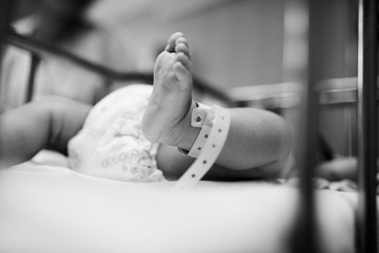 Mulher com covid invade hospital para visitar filho recém-nascido