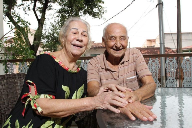 Idosos voltam a se isolar enquanto esperam 3ª dose