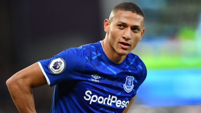 Richarlison faz campanha para jovens se vacinarem contra a covid-19