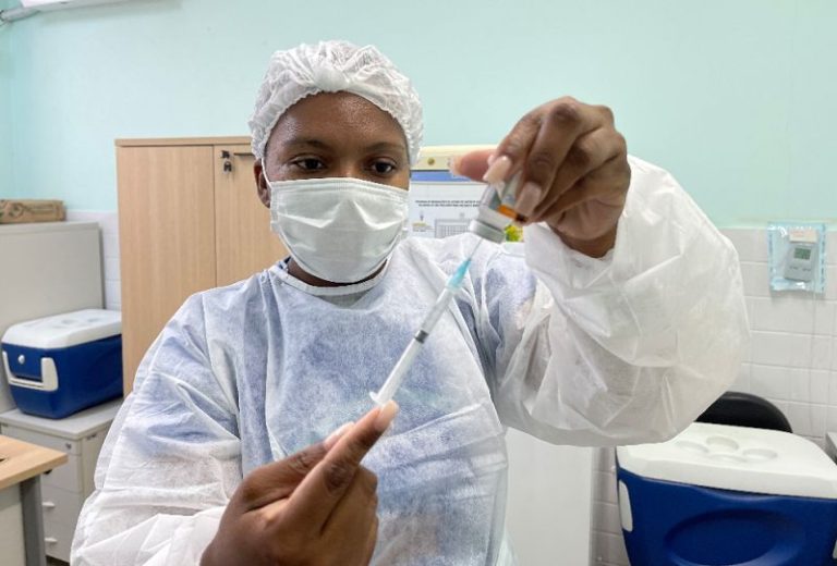 Vacinação de terceira dose contra covid em idosos deve começar até setembro