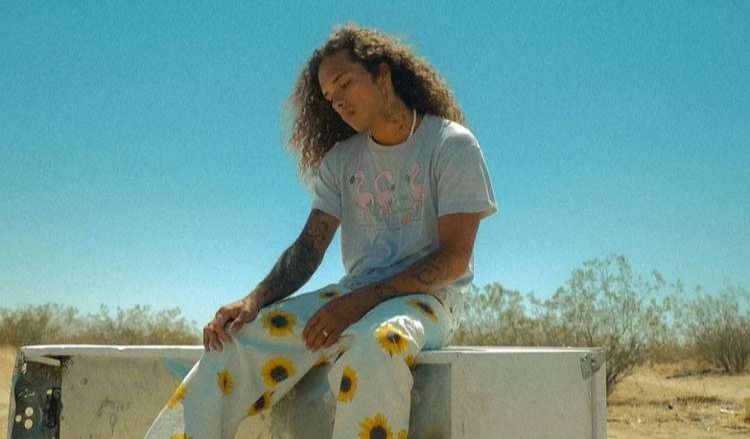 Com “Chamego” Vitão quer descomplicar a vida no clipe de “Takafaya”