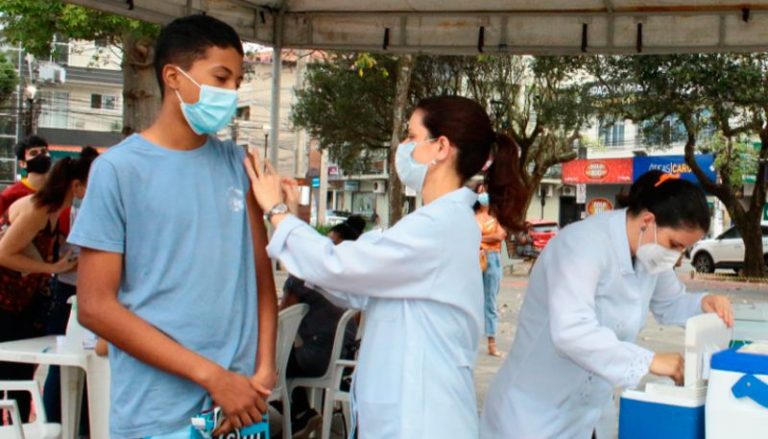 Aracruz inicia vacinação de adolescentes sem comorbidades contra a covid