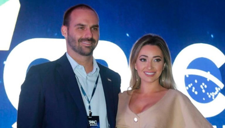 Mulher de Eduardo Bolsonaro anuncia que ela e filha pegaram covid-19