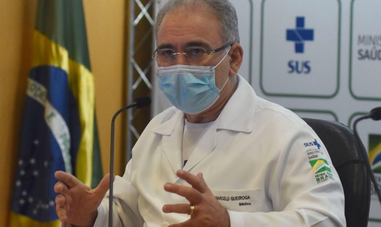 Profissionais de saúde vão receber dose de reforço, diz ministro da Saúde