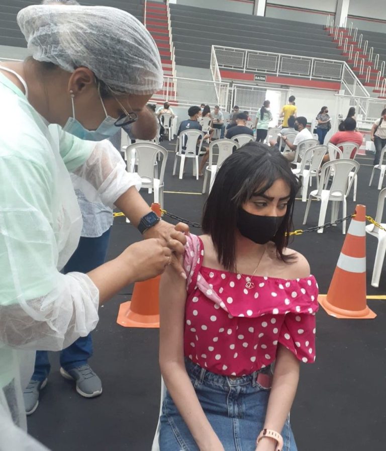 Adolescente descobre que está ‘morta’ no dia de se vacinar contra Covid-19
