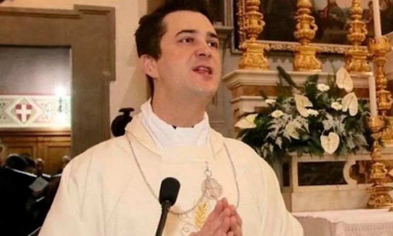 Padre italiano é preso por tráfico de drogas, desvio de dinheiro e transmissão de HIV em orgias