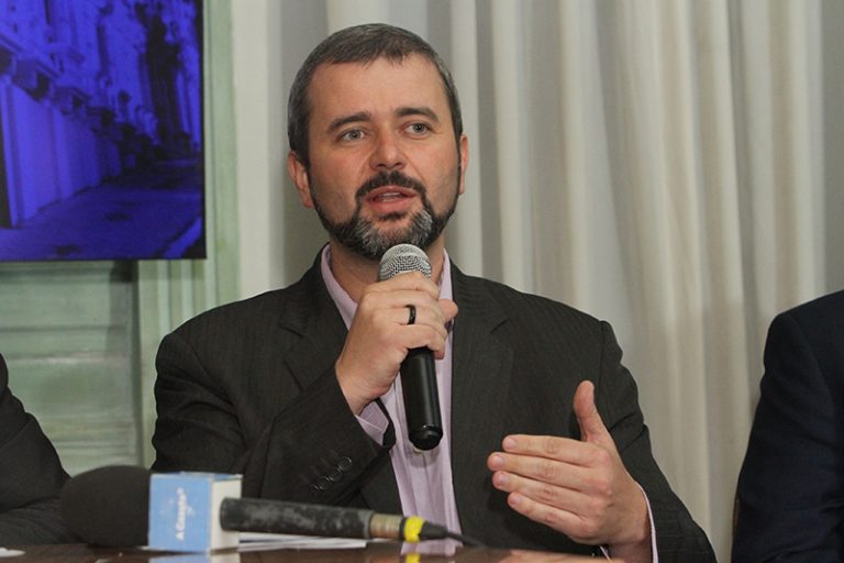“Estarrecedor”, diz secretário da Saúde sobre suspensão da vacina para adolescentes