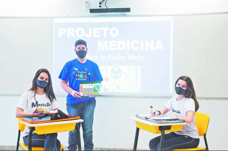 Curso prepara estudantes para seleções de Medicina