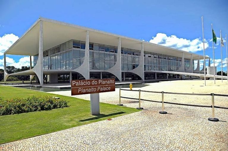 Em vez de diálogo, os golpes baixos da “frente”