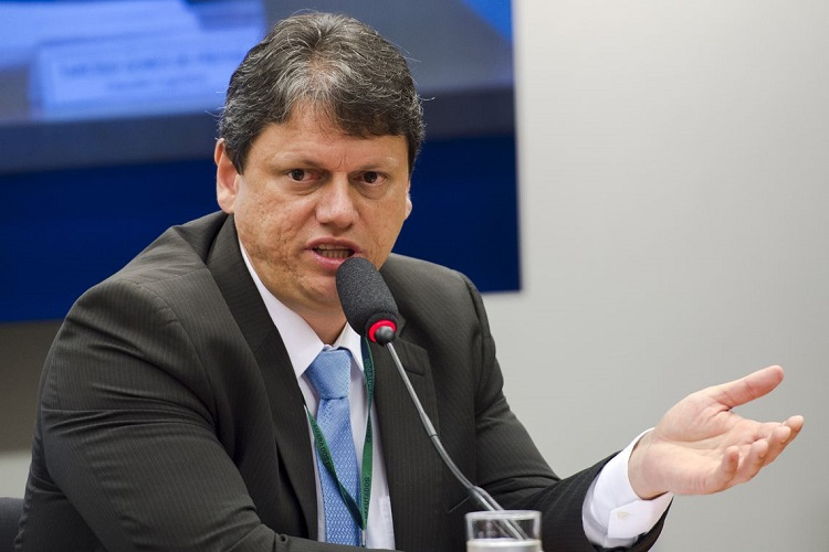 “Fogo amigo” alveja Tarcísio em primeira crise