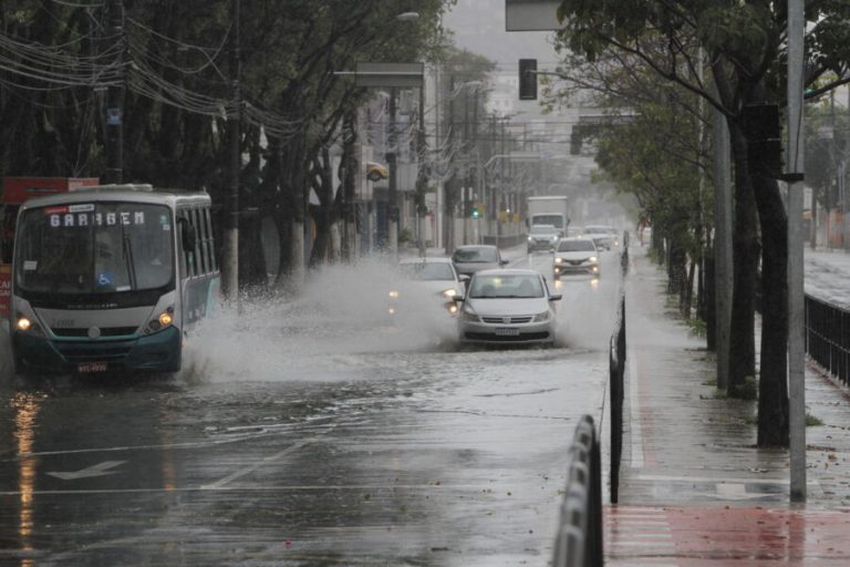 Vitória já tem em outubro o segundo maior volume de chuva em 29 anos