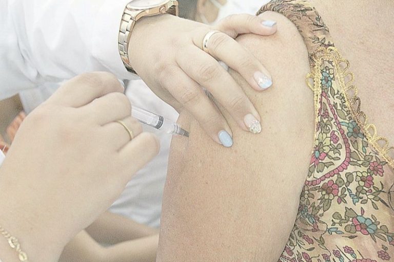 25 mil idosos estão com a dose de reforço atrasada