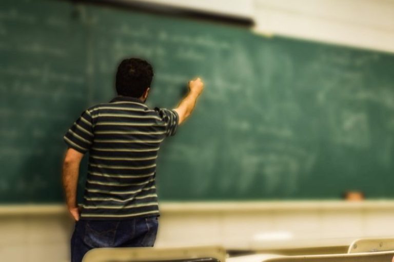 Prefeitura vai aumentar salário dos professores da rede municipal em 30%