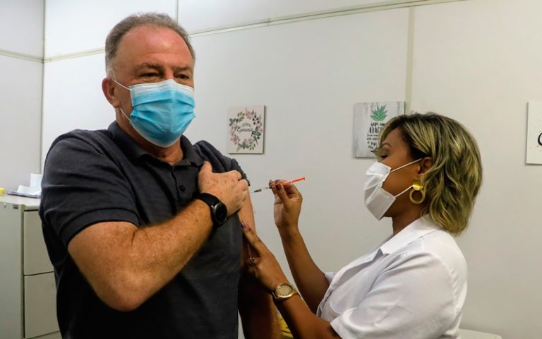 Casagrande recebe terceira dose de vacina contra a covid