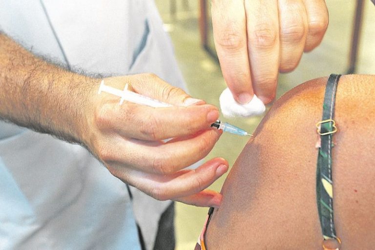 Vitória abre 4.540 vagas de vacinação contra a covid. Veja os grupos prioritários