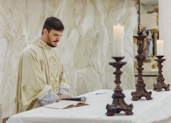 Padre capixaba posta foto sem camisa e é elogiado na internet