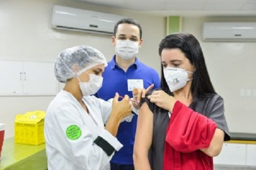 Vitória começa a aplicar terceira dose da vacina contra covid em profissionais da saúde