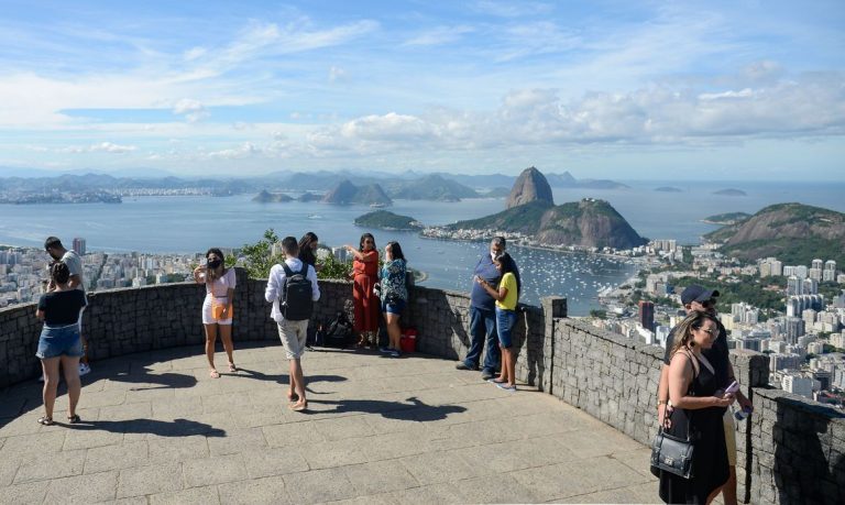 Prefeito do Rio prevê desobrigar uso de máscaras ao ar livre em duas semanas