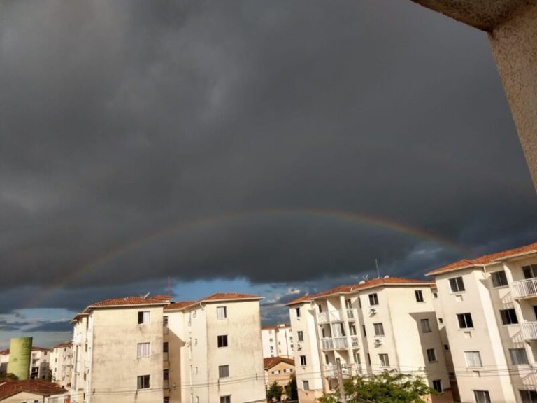 Nuvem carregada e arco-íris duplo chamam a atenção no céu de Manguinhos