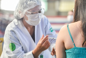 Terceira dose para pessoas acima de 18 anos não vai alterar mapa de risco
