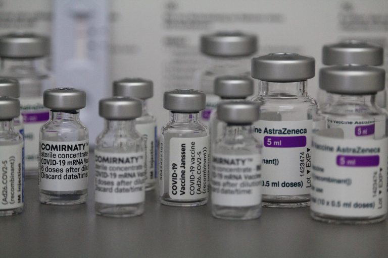 AstraZeneca diz que eficácia de medicamento contra Covid-19 supera 80%
