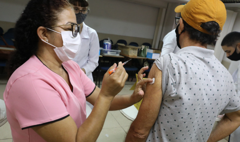 Idosos não vão precisar agendar terceira dose da vacina contra covid
