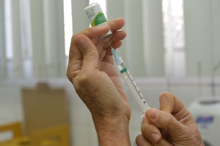Vitória é uma das cinco capitais que faz campanha de vacinação contra a covid nas escolas