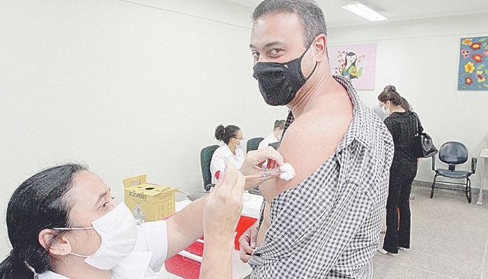 64 mil vão receber reforço contra a covid até o Réveillon