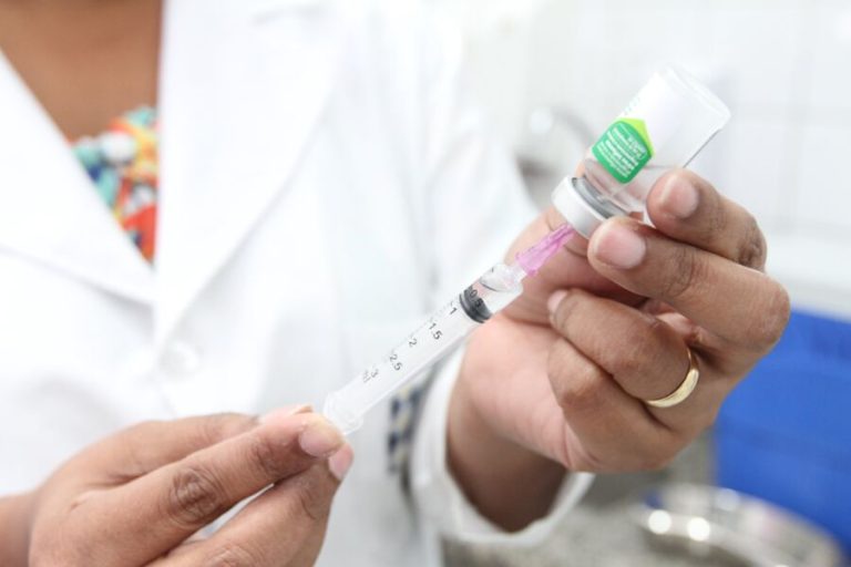 Vacinas funcionam contra a variante ômicron? Veja o que se sabe